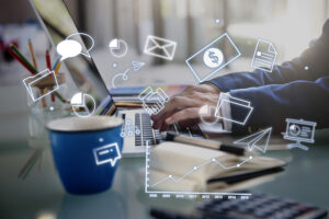 شخص يستخدم الحاسوب لعرض أدوات مرتبطة بتاريخ التسويق الرقمي وتطوره عبر الإنترنت