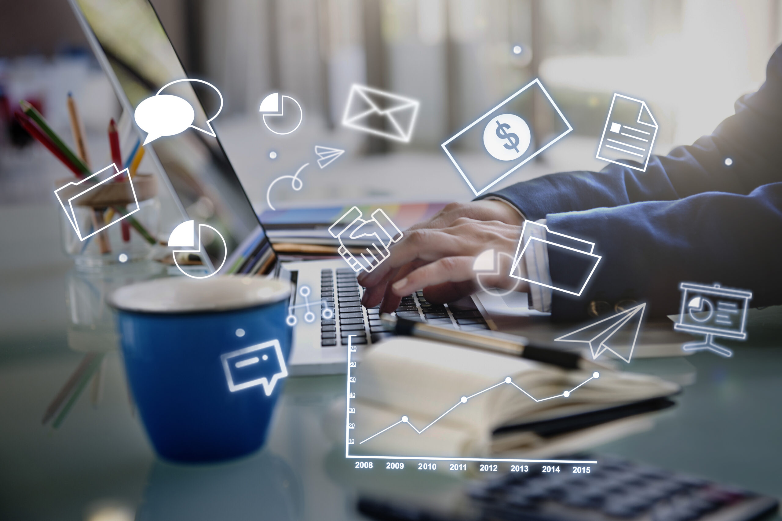 شخص يستخدم الحاسوب لعرض أدوات مرتبطة بتاريخ التسويق الرقمي وتطوره عبر الإنترنت