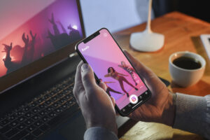 مشاهدة Instagram Reel على الهاتف كمثال على تغير مدة انتباه الإنسان